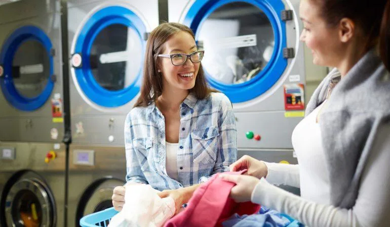 Barisan mesin cuci depan di laundry self-service modern