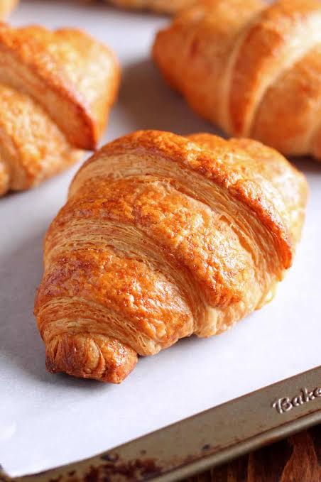 Croissant butter berlapis-lapis dengan taburan gula halus